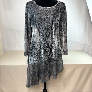 Women’s Black & White Paisley Asymmetric Tunic Top